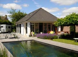 Hotel fotografie: Gardenhouse with private jacuzzi and sauna