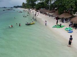 Madu Tiga Beach and Resort, hotel v destinaci Tanjung Pinang