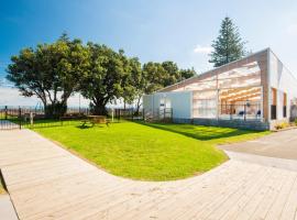 Waikanae Beach TOP 10 Holiday Park, hôtel à Gisborne