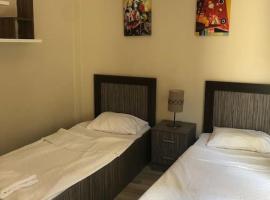 ホテル写真: 2 single beds suite in Taksim