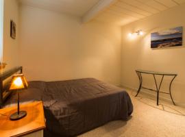 Fotos de Hotel: Private Room with Shared Bath