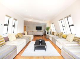 ホテル写真: big flat with 3 bedroom wifi and AC