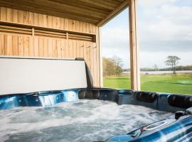 Platinum Lakeside Lodge at Mullans Bay, Hotel in Kesh