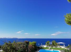 Foto di Hotel: Beautiful, Private Villa by the Sea