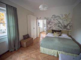 Hotel fotoğraf: Green flat by GrazRentals with garden view & parking included