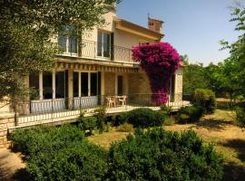 Fotos de Hotel: Maison lumineuse et spacieuse avec jardin arboré