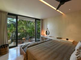 Casa Agape Boutique Hotel Rooftop Pool & Beach club access, hotel in Tulum