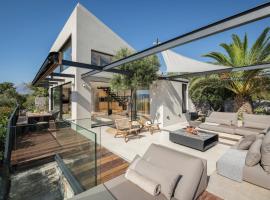 OPENNESS House by the sea, hotel v destinaci Marathi