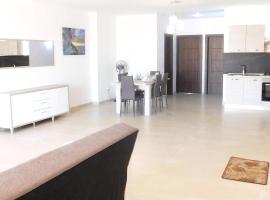 ホテル写真: 2 bedrooms appartement with sea view furnished terrace and wifi at Ghajnsielem