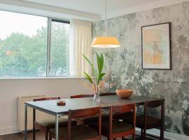 Hotel kuvat: Spacious, modern two bed apartment with parking