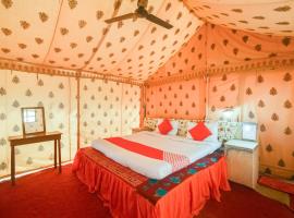 होटल की एक तस्वीर: OYO 64819 The Golden Desert Camp