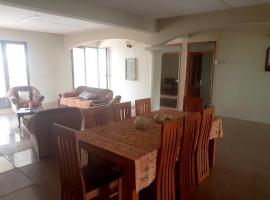 होटल की एक तस्वीर: 4 bedrooms appartement with furnished balcony at Curepipe