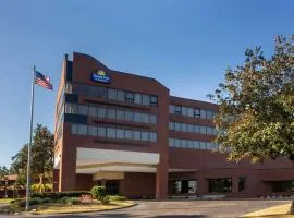 I-10温德姆塔拉哈西会议中心套房戴斯酒店