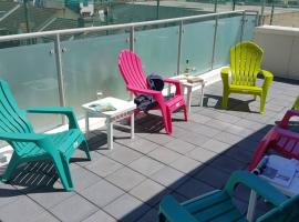 Hotel Photo: NEW! large central, 5mins from station plus FREE PARKING!