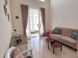 A picture of the hotel: Villa Blossom Kayana Regency E7