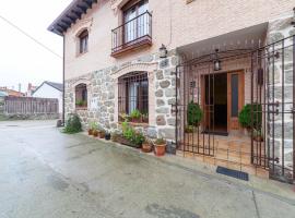 Хотел снимка: Endearing Cottage in Cenicientos with Balcony