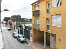 รูปภาพของโรงแรม: Modern Apartment in Cassa de la Selva with Balcony