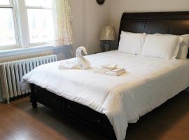 호텔 사진: Cozy Private Rm Heart of North York Free Parking Full Kitchen Close to Downtown