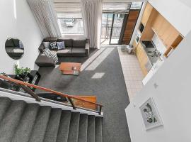 Hotelfotos: Roomy High-Ceiling Loft Apartment - Free Parking!