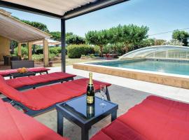 Hotel kuvat: Stunning home in Flaux w/ Outdoor swimming pool, WiFi and Outdoor swimming pool