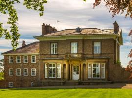 Hotel Foto: The Wing at Brook Hall nr York & Leeds - FREE hot tub