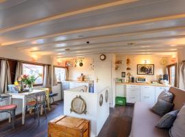 รูปภาพของโรงแรม: Boatapartment Animathor on top location