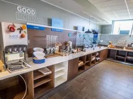 Holiday Inn Express & Suites Panama City Beach - Beachfront by IHG