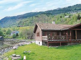 صور الفندق: Three-Bedroom Holiday home in Nordfjordeid 2