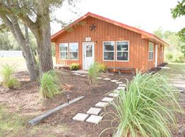 Hotel Photo: Farm Cabin @ JV Ranch...only 30 min from the beach!