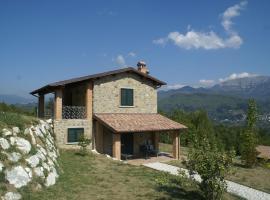 होटल की एक तस्वीर: Apartment in agriturimo with a fantastic panorama, pool and restaurant