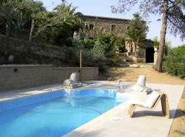 รูปภาพของโรงแรม: Cruilles Villa Sleeps 11 with Pool and WiFi