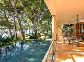รูปภาพของโรงแรม: Formentor Villa Sleeps 4 with Pool Air Con and WiFi