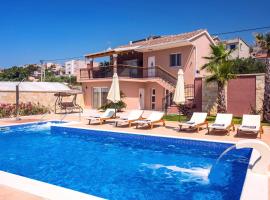 Hotel Photo: Koresnica Villa Sleeps 6 with Pool Air Con and WiFi