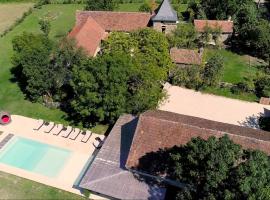Fotos de Hotel: Puylagarde Villa Sleeps 18 with Pool Air Con and WiFi