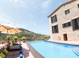Hotel foto: Deia Town House Sleeps 8 with Pool Air Con and WiFi
