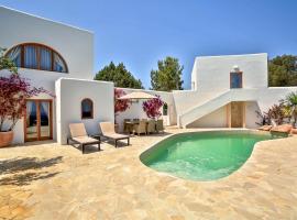 รูปภาพของโรงแรม: Cala Llonga Villa Sleeps 10 with Pool Air Con and WiFi