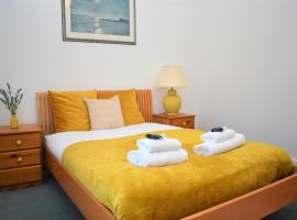 Hotel kuvat: Spylaw - Charming 3BR above traditional pub 20 mins to city