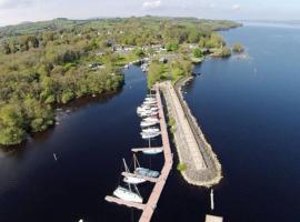 A picture of the hotel: Garrykennedy Harbour View Apartment