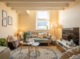 A picture of the hotel: BEST CENTRAL LOFT APARTMENT - QUIET & COSY - FREE Parking