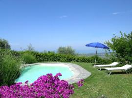 Hotel Foto: Pedona Villa Sleeps 4 Pool WiFi