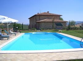 Хотел снимка: Torrenieri Villa Sleeps 10 Pool WiFi