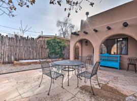 Hotel foto: Adobe House with Patio - Walk to Dtwn Plaza and Shops!