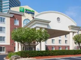 Holiday Inn Express Tower Center New Brunswick, an IHG Hotel: East Brunswick şehrinde bir otel