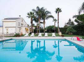 Фотография гостиницы: Ufra Villa Sleeps 12 Pool Air Con WiFi