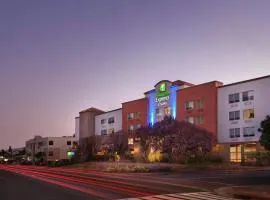 Holiday Inn Express Hotel & Suites Belmont by IHG