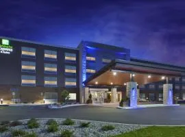 Holiday Inn Express & Suites Grand Rapids Airport North by IHG