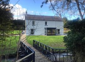 Hotel Photo: Burnside house with hot tub - perfect for family gatherings & special occasions