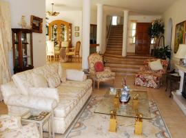 รูปภาพของโรงแรม: Carvoeiro Villa Sleeps 6 with Pool and Air Con