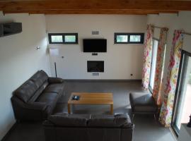 Hotel Photo: Carvoeiro Villa Sleeps 6 with Pool Air Con and WiFi