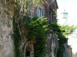 Foto di Hotel: CASA DELLE BIFORE-Casertavecchia